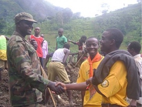 Gli Scout del Kenya addestrati come Ministri Volontari di Scientology hanno aiutato nelle azioni di ricerca e salvataggio seguendo le piste di fango nel distretto di Bududa dell’Uganda.