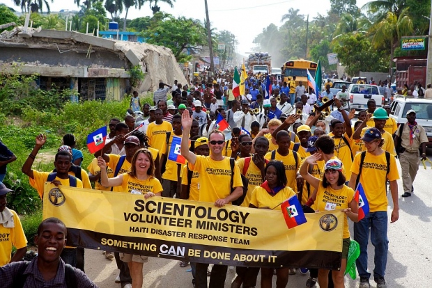 I Ministri Volontari di Scientology da Haiti e altre nazioni marciano dalla periferia di Carrefour di Port-au-Prince alla città di Léogane, in celebrazione del Flag Day, una commemorazione festiva nazionale dell’indipendenza di Haiti dall’oppressione e dalla schiavitù francese nel 1803.