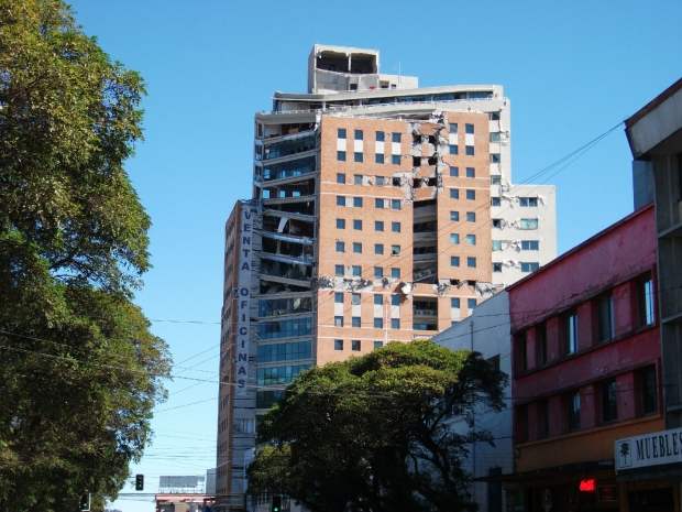 Edifici danneggiati a Concepciòn, nel marzo 2010.