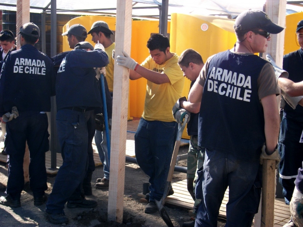 Aiuto all’Armada de Chile (Marina del Cile) nella costruzione di rifugi permanenti, maggio 2010.